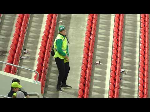 Танцующий стюард «взорвал» стадион на матче Россия-Молдова