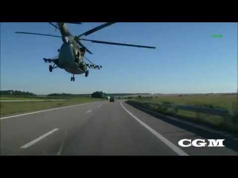 Вертолет Вооруженных сил Украины летит над дорогой Днепропетровск, август 2015 года 720x540