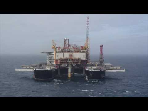 Pioneering Spirit removing the Yme topsides HD