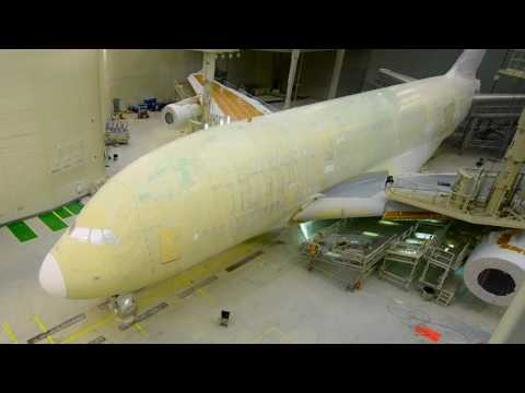 Timelapse Painting of an Airbus A380 | Emirates Airline