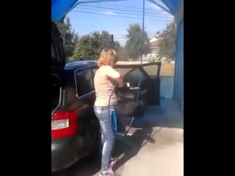 Женщина моет машину!