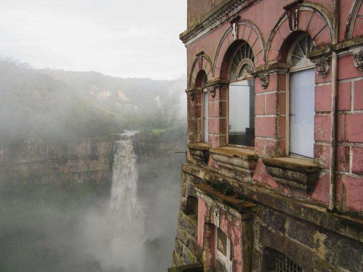 Заброшенный горный отель в Колумбии.