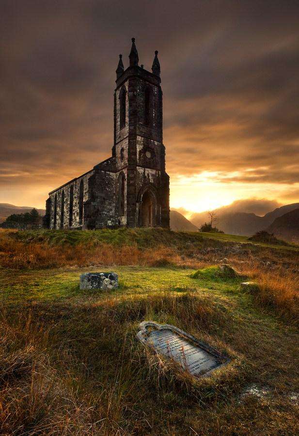 Расположенные у подножия горы Эригал, Ирландия, руины церкви Dunlewy