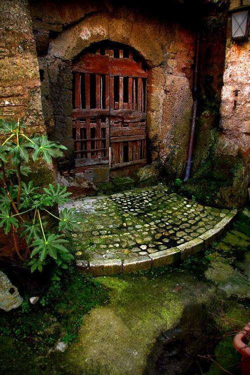 Сказочная дверь, Кальката, Италия