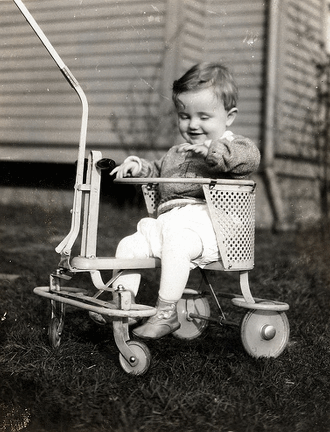 Эволюция детских колясок от тележки с корзиной до двухуровневых трансформеров