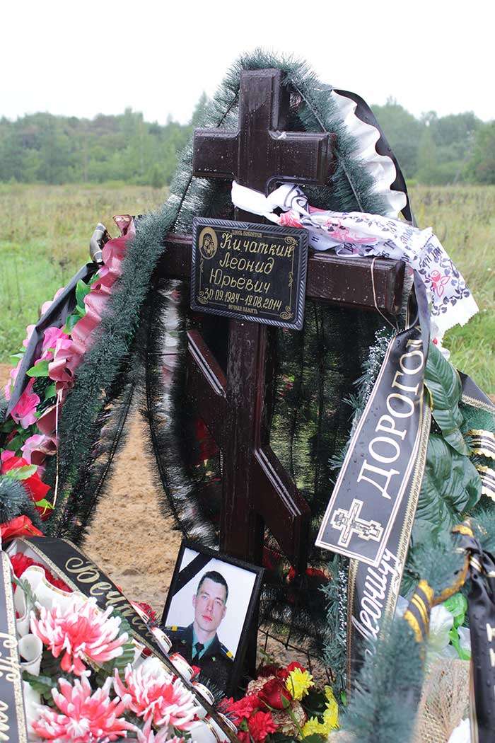 Могила российского десантника погибшего в Украине. Кладбище в деревне Выбуты, Псковской области, 25 августа 2014 года.