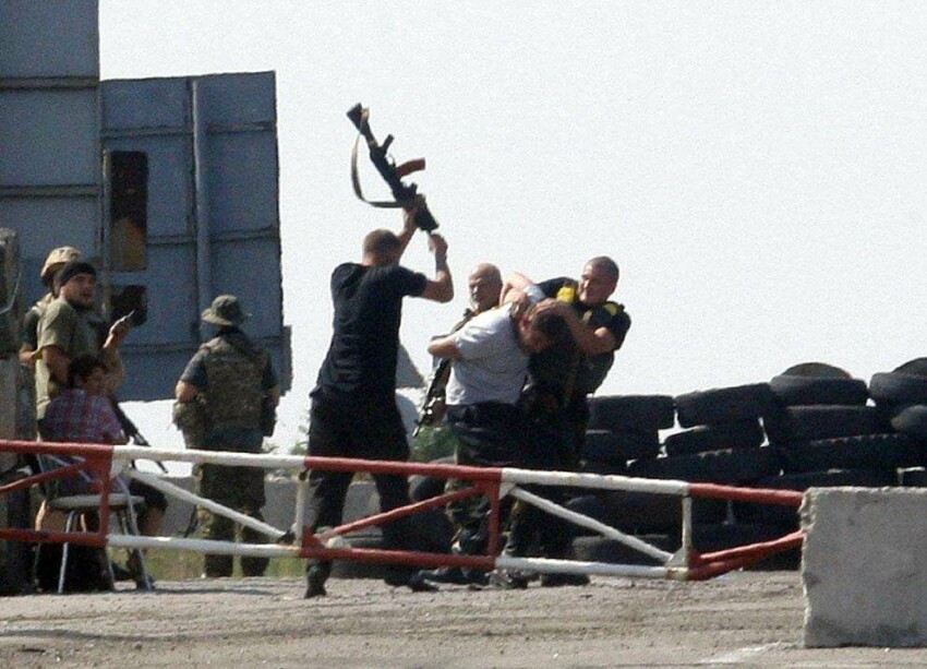 Украинские солдаты задержали подозреваемого в шпионаже в пользу пророссийских бойцов на контрольно-пропускном пункте возле Дебальцево, Донецкой области, 16 августа 2014 года.