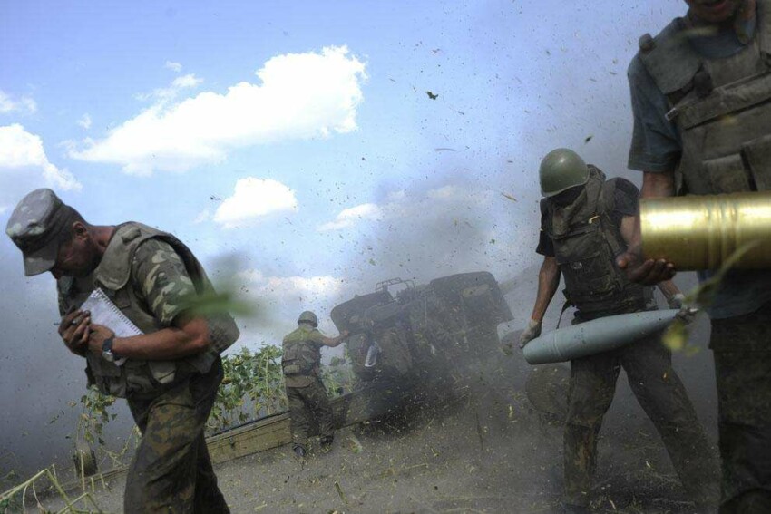 Украинские военнослужащие обстреливают территории, подконтрольные пророссийским силам возле Первомайска, Луганской области, 22 августа 2014 года.
