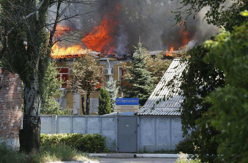 Здание Укртелекома горит в Донецке 10 августа 2014 года.