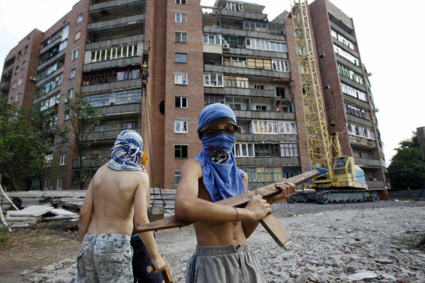 Мальчишки играют в войну между украинцами и русскими в городе Краматорске, 7 августа 2014 года.