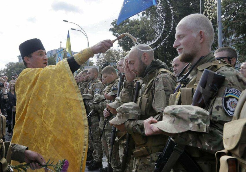 Священник благословляет украинских добровольцев перед отправкой в восточную часть Украины. Киев, 26 августа 2014 года.