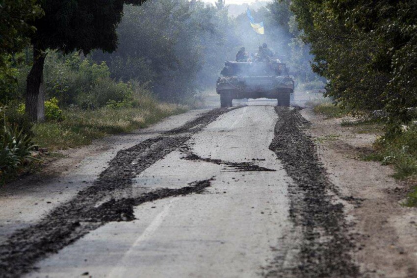 Украинский танк едет по дороге возле деревни Первая Новосёловка, 31 июля 2014 года.