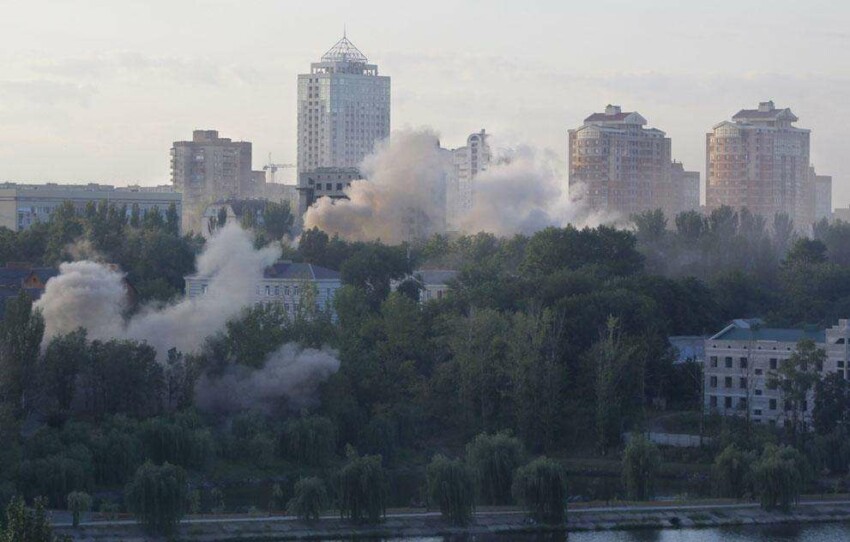 Дым над жилым кварталом после обстрела Донецка 24 августа 2014 года.