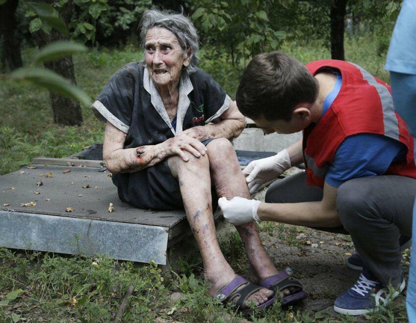 Раненая женщина после обстрела Донецка 10 августа 2014 года.