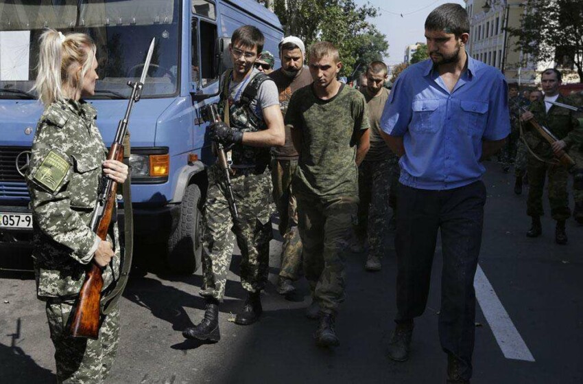 Пророссийские повстанцы конвоируют пленных солдат украинской армии на центральной площади Донецка 24 августа 2014 года.