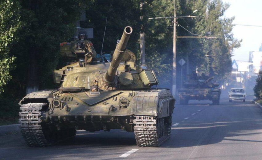 Пророссийский повстанец едет на танке возле города Макеевка, 23 августа 2014 года. 