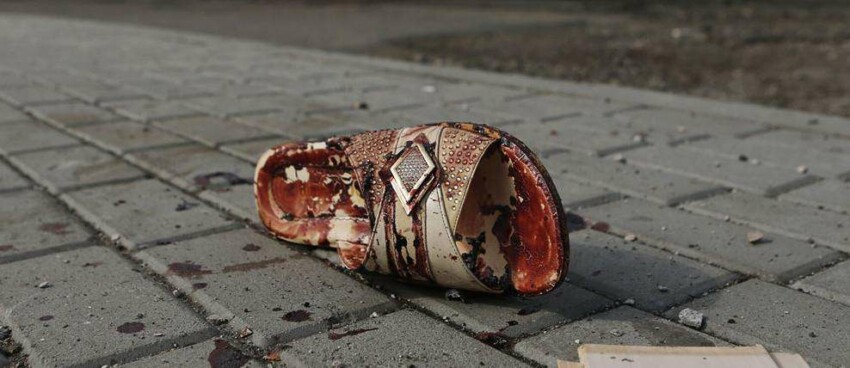 Окровавленная сандалия лежит на улице после обстрела поселка Макеевка, на окраине Донецка, 19 августа 2014 года.
