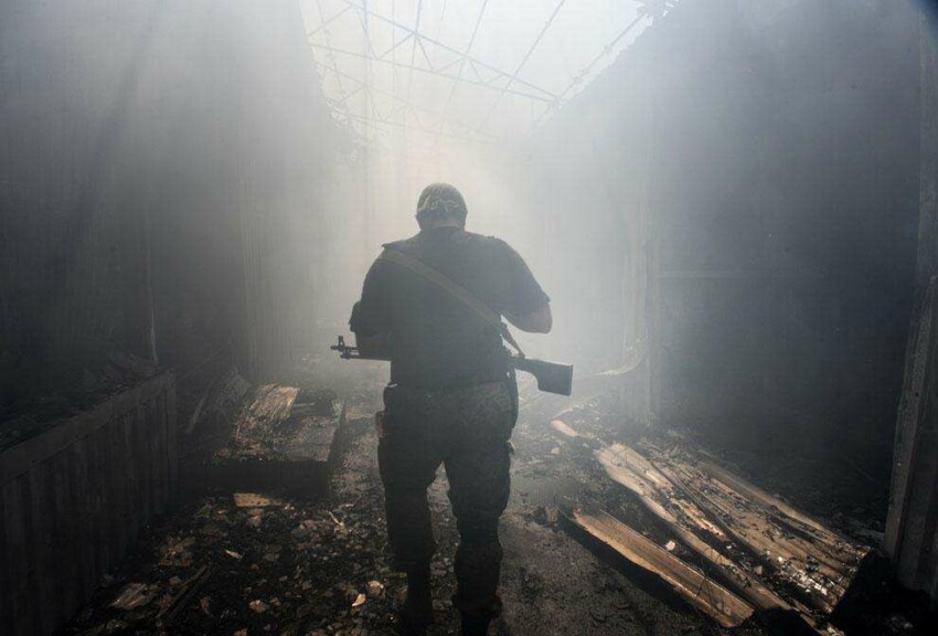 Прорусский боец в торговом центре после обстрела Донецка 26 августа 2014 года.