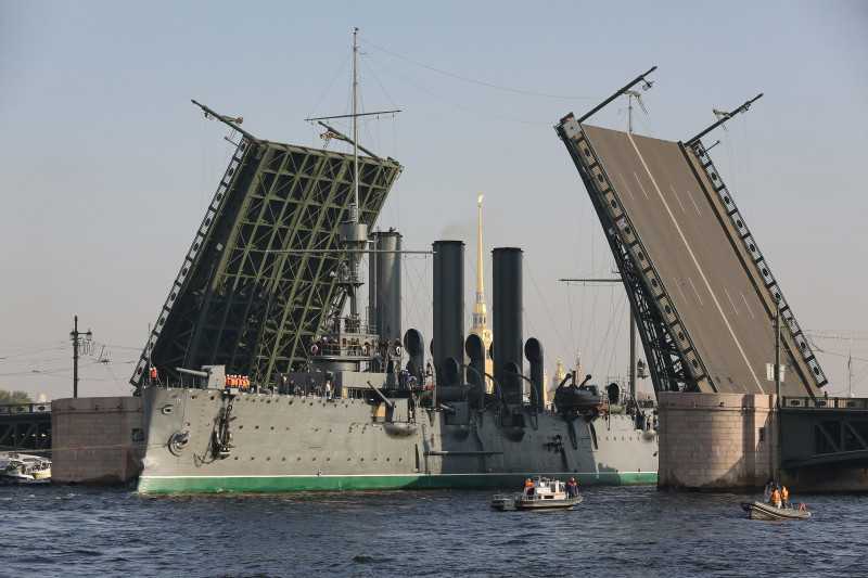 36 фото как крейсер "Аврора" проплыл под разведенными мостами