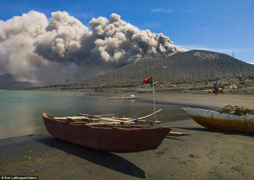 Серия фотографий людей, живущих возле сразу трех вулканов