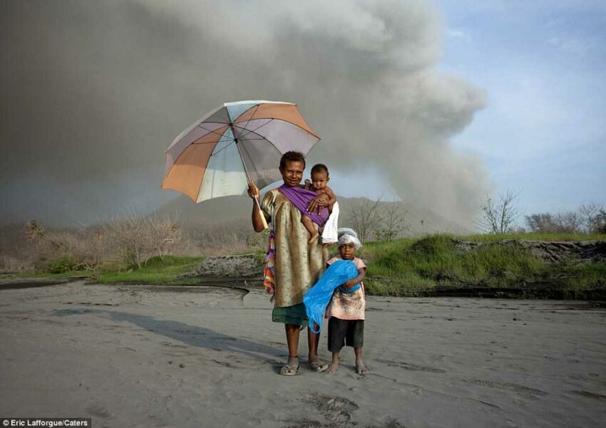 Серия фотографий людей, живущих возле сразу трех вулканов