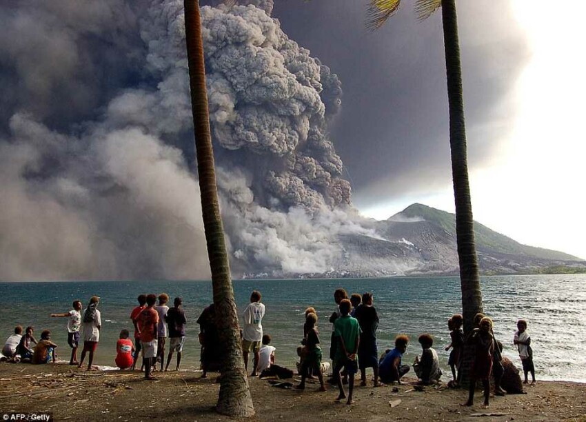Рабаул - как выглядит жизнь возле вулканов Серия фотографий людей, живущих возле сразу трех вулканов