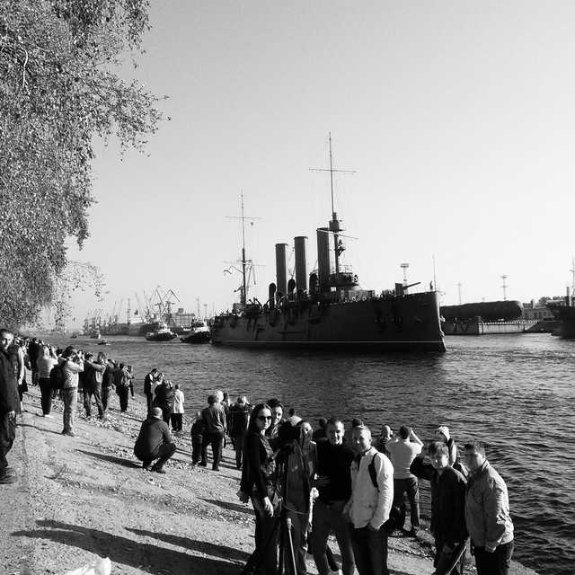 36 фото как крейсер "Аврора" проплыл под разведенными мостами