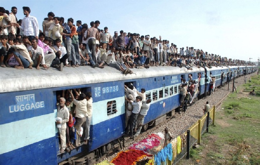 Поезд в Индии: шокирующее видео с беспилотника 1