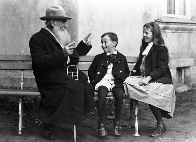 Лев Толстой рассказывает внукам Соне и Илюше сказку.