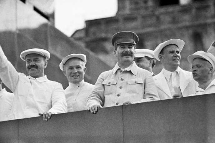  На трибуне Мавзолея Ленина: В. М. Молотов, Н. С. Хрущев, И. В. Сталин 