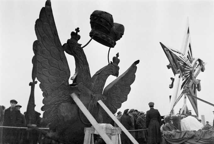 Двуглавый орел, снятый с башни Кремля