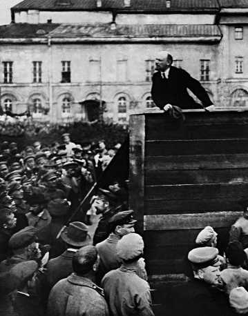 Ленин выступает с речью на площади Свердлова на параде войск, отправляющихся на Польский фронт