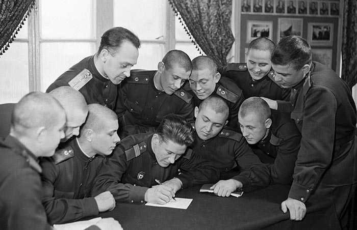 Солдаты и сержанты пишут письмо