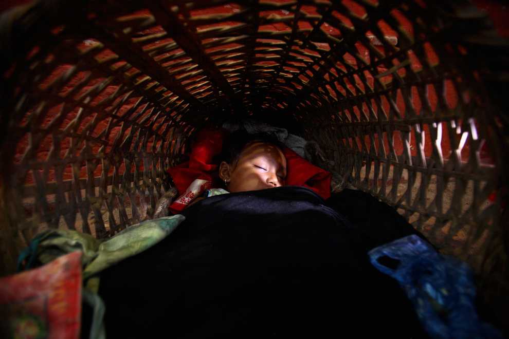 61 фотография, показывающих как и где способны спать люди