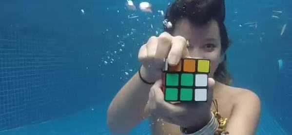 кубик Рубика собирают люди из разных стран