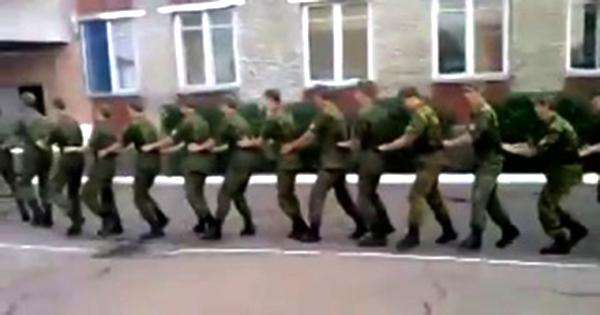Будущие офицеры строем танцуют ламбаду в России