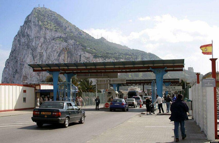 фото самых необычных границ между государствами Испания и британский Гибралтар