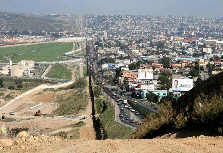 США (слева) и Мексика (справа) граница