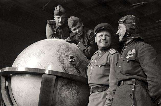 Советские воины рассматривают глобус Гитлера
