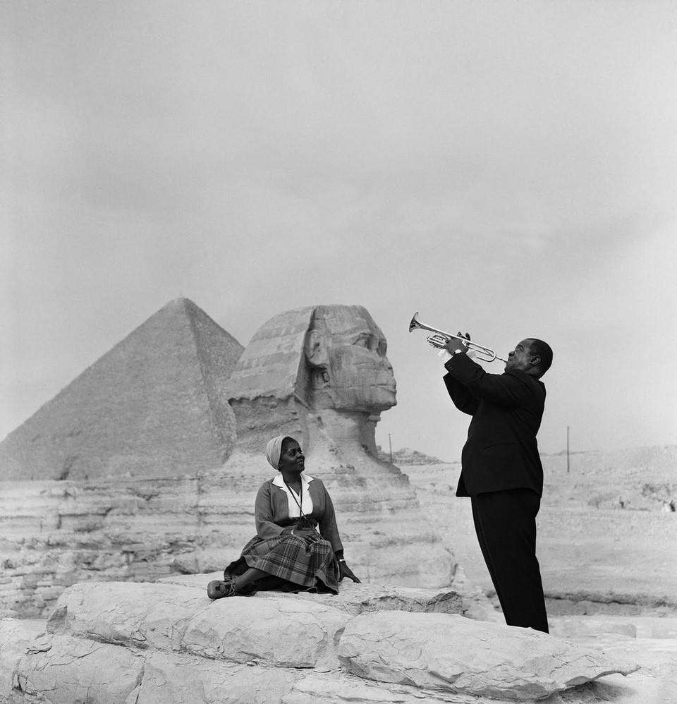 Луи Амстронг играет своей жене на фоне египетских пирамид