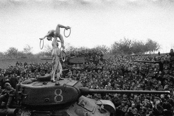 Советские войска в Берлине смотрят выступление акробатов