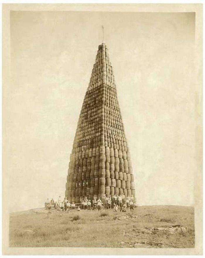 Пирамида из бочек с алкоголем, приготовленная к уничтожению