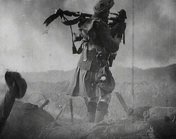 Волынщик поднимает солдат в атаку в годы Первой мировой войны