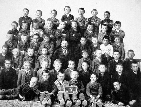 Фотография 4 класса, где учился Адольф Гитлер