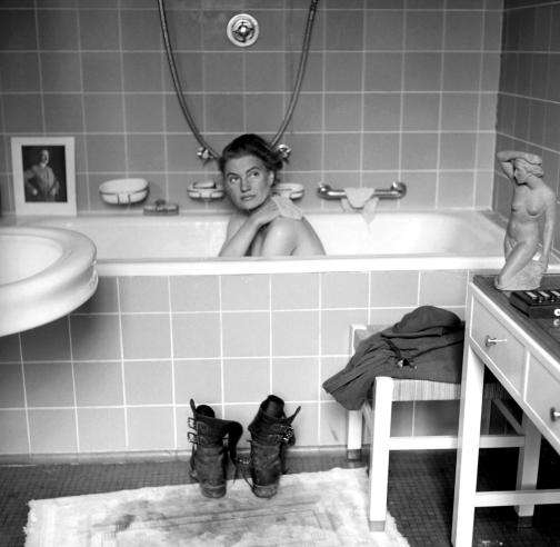 Американская военная медсестра в ванной в резиденции Гитлера в Мюнхене, 1945 год