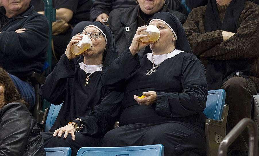 Две монашки на матче по кёрлингу в Британской Колумбии, Канада