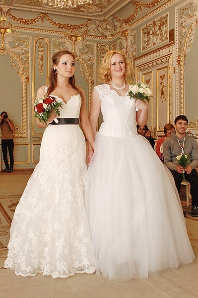 Первый официально зарегистрированный в России почти однополый брак признан законным