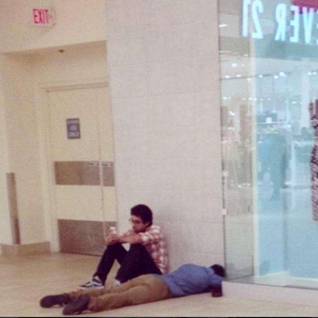 Фото мужчин, павших в неравной битве с женским шопингом 18