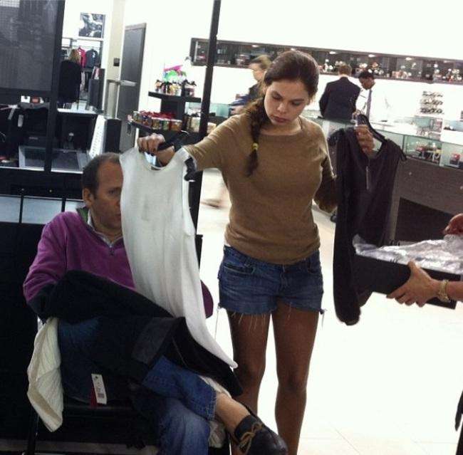 Фото мужчин, павших в неравной битве с женским шопингом 17