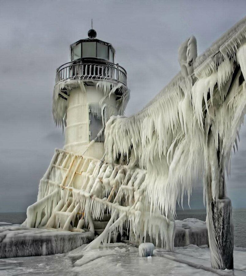 20 фото творений холода, выглядящие как произведения искусства - Замороженный маяк на озере Мичиган